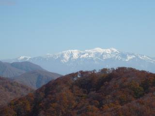 浄法寺山山頂より白山連峰を望む写真
